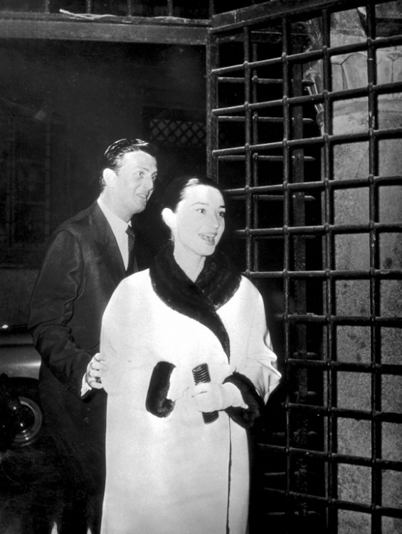 Givenchy and Hepburn at the restaurant Osteria dell'orso in Rome in 1958 (Credit: AFP Photo)
